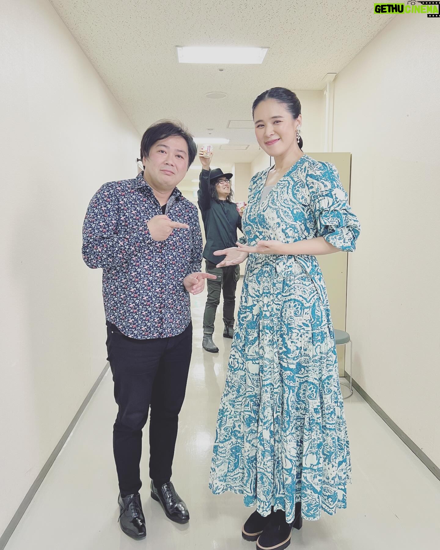 Aoi Teshima - 1.6K Likes - 2024年2月10日、神奈川県・鎌倉芸術館公演に遊びに来て下さった皆さま☺︎ありがとうございました。
あたたかい皆さまの拍手に『嬉しいねぇ』と写真をパチリ!
ついに!ついに!真藤さんは飲みたかった『しじみ』のお味噌汁を発見☺︎
さあ、ツアーも終盤に入ってきました。
日々精進、と心を新たに頑張ってまいります!
-Aoi🌹
#手嶌葵 #aoiteshima
#真藤敬利 さん #江部和幸 さん
#コンサート #ライブ #神奈川 #鎌倉