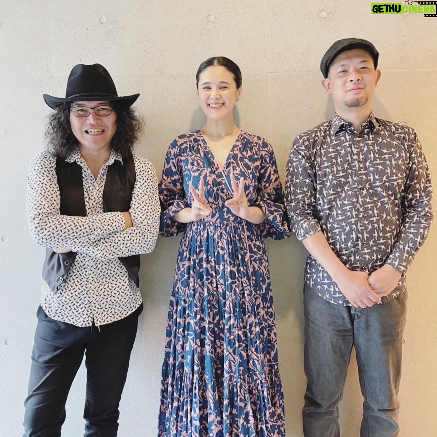 Aoi Teshima - 1.3K Likes - 2022年5月21日新潟・りゅーとぴあ公演に遊びに来て下さった皆さま☺︎ありがとうございました。
皆さまのあたたかい拍手がとっても綺麗に響くホールで心強かったです☺︎
だんだんと日も伸びてきたから今回はちょっと気分を変えて自然光で写真をパチリ!
-Aoi🌹