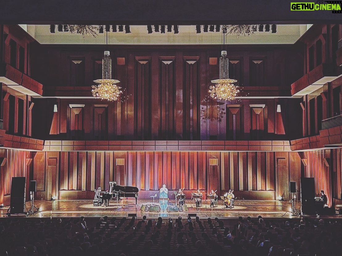 Aoi Teshima - 1.2K Likes - 2023年4月22日アクロス福岡シンフォニーホール公演に遊びに来て下さった皆さま☺︎
ありがとうございました!
地元福岡の美しいホールで、優しい皆さまの拍手に包まれて・・・安心して歌えました!楽しかったぁ☺︎
毎回『福岡好きやわ〜』と言って下さる真藤さんとカルテットの皆とニコニコ写真をパチリ!
-Aoi🌹
#手嶌葵 #アクロス福岡シンフォニーホール
#真藤敬利 さん
#飯島奏人 さん
#大辻ひろの さん
#西原史織 さん
#向江陽子 さん
#アクロス福岡 #福岡 #音楽