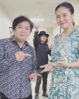 Aoi Teshima Instagram - 2024年2月10日、神奈川県・鎌倉芸術館公演に遊びに来て下さった皆さま☺︎ありがとうございました。

あたたかい皆さまの拍手に『嬉しいねぇ』と写真をパチリ！

ついに！ついに！真藤さんは飲みたかった『しじみ』のお味噌汁を発見☺︎

さあ、ツアーも終盤に入ってきました。
日々精進、と心を新たに頑張ってまいります！

-Aoi🌹 

#手嶌葵 #aoiteshima
#真藤敬利 さん　#江部和幸 さん
#コンサート #ライブ #神奈川 #鎌倉