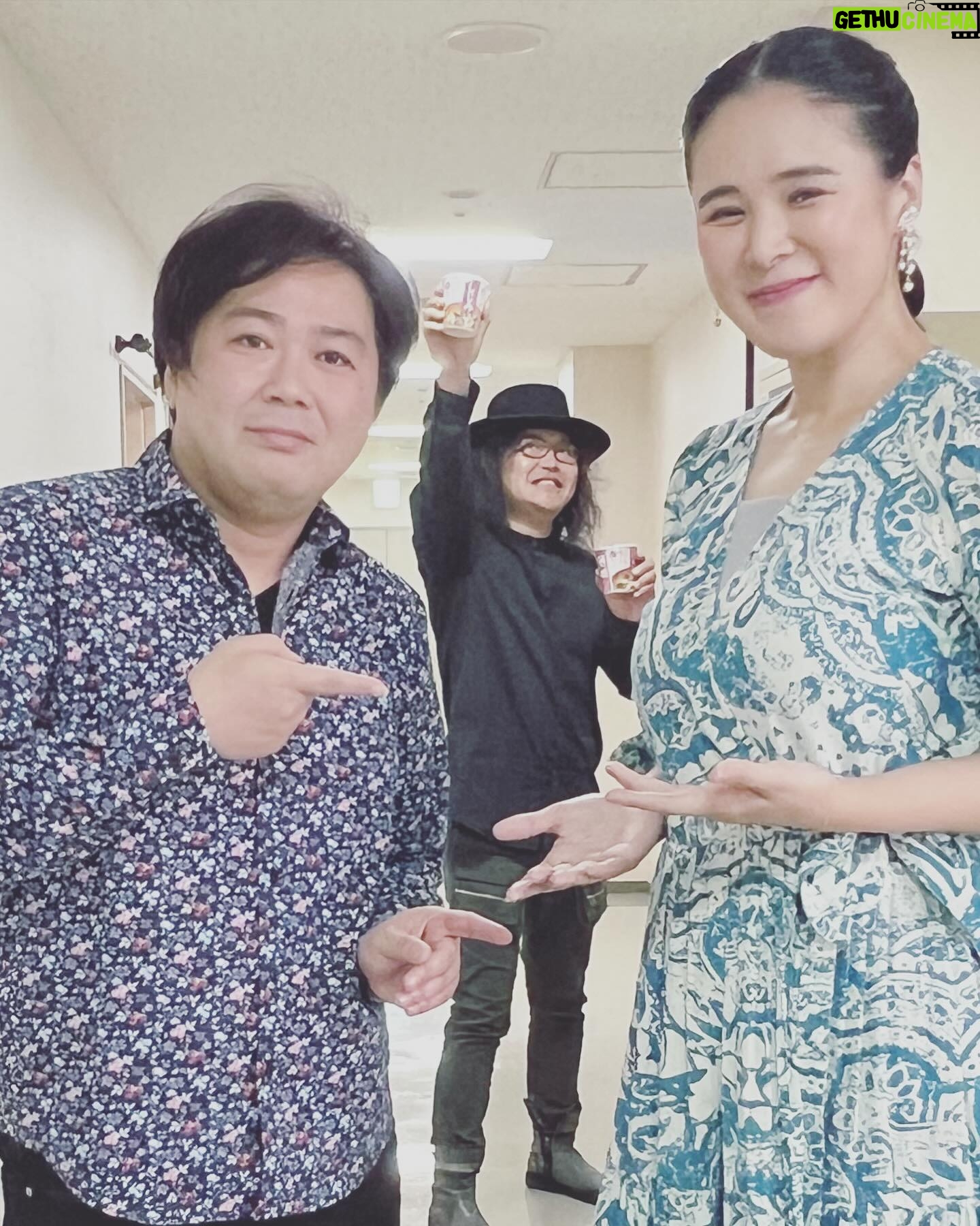 Aoi Teshima - 1.6K Likes - 2024年2月10日、神奈川県・鎌倉芸術館公演に遊びに来て下さった皆さま☺︎ありがとうございました。
あたたかい皆さまの拍手に『嬉しいねぇ』と写真をパチリ!
ついに!ついに!真藤さんは飲みたかった『しじみ』のお味噌汁を発見☺︎
さあ、ツアーも終盤に入ってきました。
日々精進、と心を新たに頑張ってまいります!
-Aoi🌹
#手嶌葵 #aoiteshima
#真藤敬利 さん #江部和幸 さん
#コンサート #ライブ #神奈川 #鎌倉