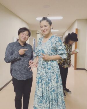 Aoi Teshima Instagram - 山梨県・YCC県民文化ホール公演に遊びに来て下さった皆さま☺︎ありがとうございました。

あたたかい公演だったねぇ、とポーズしている江部さんと私と『長ネギの味噌汁』を食べたそうにしている真藤さんwなんで〜w 

#手嶌葵 #江部和幸 さん #真藤敬利 さん　

 #山梨県
 #YCC県民文化ホール 
#音楽 #ライブ #コンサート #aoiteshima #長ねぎのみそ汁