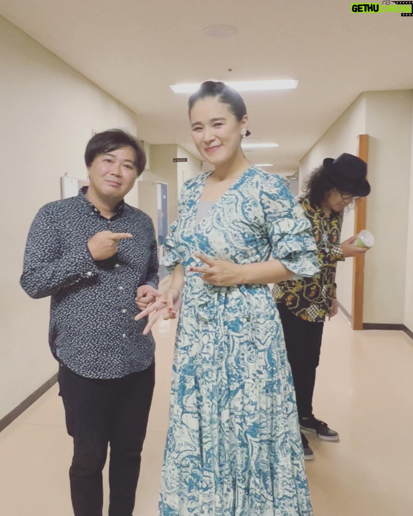 Aoi Teshima - 1.3K Likes - 山梨県・YCC県民文化ホール公演に遊びに来て下さった皆さま☺︎ありがとうございました。
あたたかい公演だったねぇ、とポーズしている江部さんと私と『長ネギの味噌汁』を食べたそうにしている真藤さんwなんで〜w
#手嶌葵 #江部和幸 さん #真藤敬利 さん
#山梨県
#YCC県民文化ホール
#音楽 #ライブ #コンサート #aoiteshima #長ねぎのみそ汁