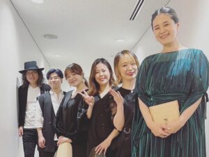 Aoi Teshima Instagram - 2023年4月22日アクロス福岡シンフォニーホール公演に遊びに来て下さった皆さま☺︎

ありがとうございました！

地元福岡の美しいホールで、優しい皆さまの拍手に包まれて・・・安心して歌えました！楽しかったぁ☺︎

毎回『福岡好きやわ〜』と言って下さる真藤さんとカルテットの皆とニコニコ写真をパチリ！

-Aoi🌹

#手嶌葵 #アクロス福岡シンフォニーホール

#真藤敬利 さん
#飯島奏人　さん
#大辻ひろの さん
#西原史織 さん
#向江陽子 さん

 #アクロス福岡 #福岡　#音楽