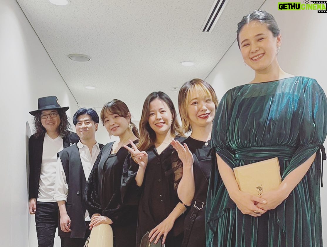 Aoi Teshima - 1.2K Likes - 2023年4月22日アクロス福岡シンフォニーホール公演に遊びに来て下さった皆さま☺︎
ありがとうございました!
地元福岡の美しいホールで、優しい皆さまの拍手に包まれて・・・安心して歌えました!楽しかったぁ☺︎
毎回『福岡好きやわ〜』と言って下さる真藤さんとカルテットの皆とニコニコ写真をパチリ!
-Aoi🌹
#手嶌葵 #アクロス福岡シンフォニーホール
#真藤敬利 さん
#飯島奏人 さん
#大辻ひろの さん
#西原史織 さん
#向江陽子 さん
#アクロス福岡 #福岡 #音楽