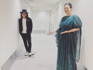 Aoi Teshima Instagram - 2023年4月22日アクロス福岡シンフォニーホール公演に遊びに来て下さった皆さま☺︎

ありがとうございました！

地元福岡の美しいホールで、優しい皆さまの拍手に包まれて・・・安心して歌えました！楽しかったぁ☺︎

毎回『福岡好きやわ〜』と言って下さる真藤さんとカルテットの皆とニコニコ写真をパチリ！

-Aoi🌹

#手嶌葵 #アクロス福岡シンフォニーホール

#真藤敬利 さん
#飯島奏人　さん
#大辻ひろの さん
#西原史織 さん
#向江陽子 さん

 #アクロス福岡 #福岡　#音楽