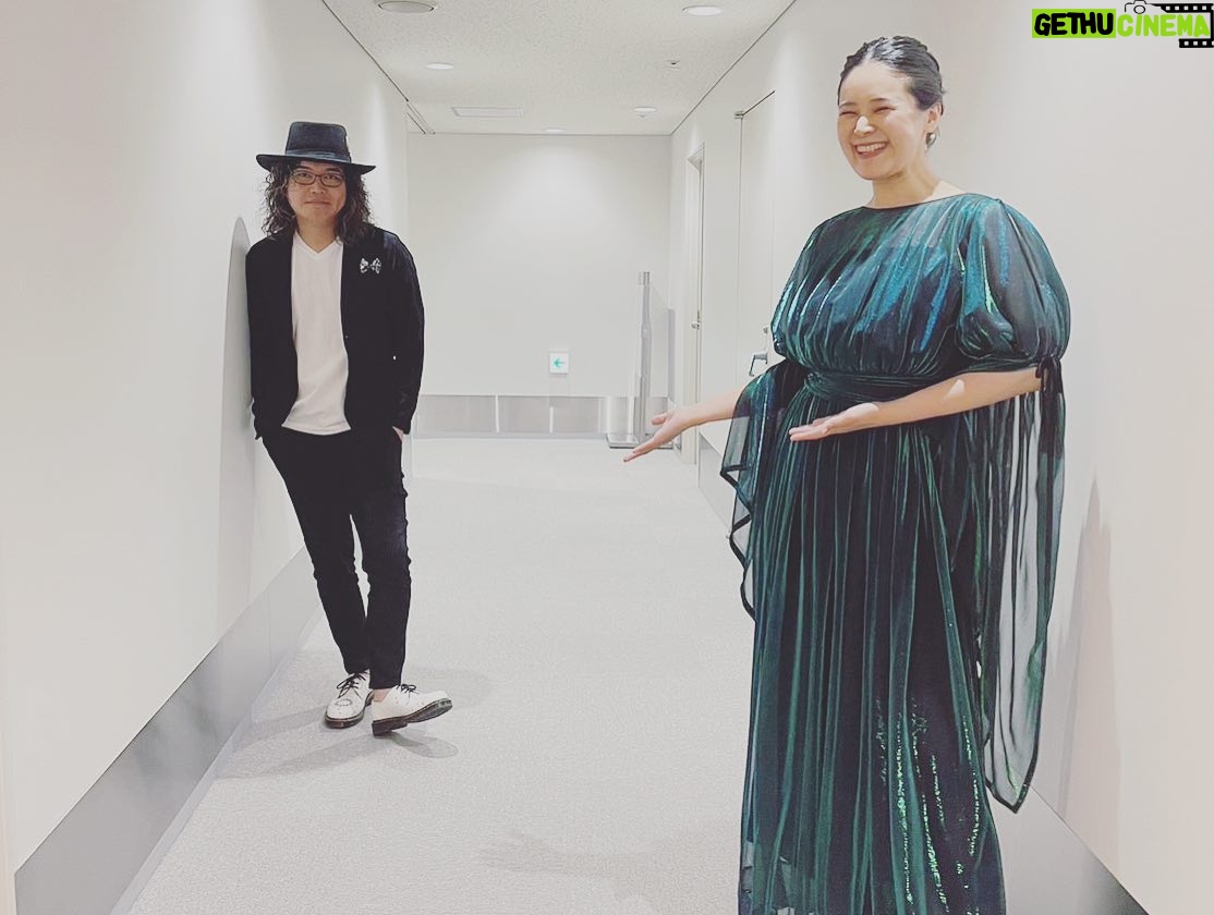 Aoi Teshima - 1.2K Likes - 2023年4月22日アクロス福岡シンフォニーホール公演に遊びに来て下さった皆さま☺︎
ありがとうございました!
地元福岡の美しいホールで、優しい皆さまの拍手に包まれて・・・安心して歌えました!楽しかったぁ☺︎
毎回『福岡好きやわ〜』と言って下さる真藤さんとカルテットの皆とニコニコ写真をパチリ!
-Aoi🌹
#手嶌葵 #アクロス福岡シンフォニーホール
#真藤敬利 さん
#飯島奏人 さん
#大辻ひろの さん
#西原史織 さん
#向江陽子 さん
#アクロス福岡 #福岡 #音楽