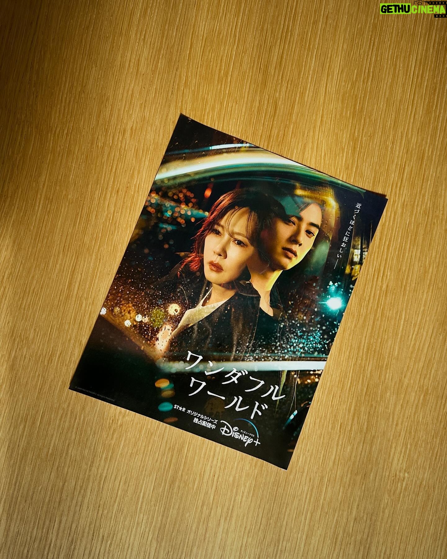 Aoi Yoshikura - 3 Likes - @disneyplus
久しぶりに眠れぬ夜を過ごしています、、、
だって韓国ドラマにハマってしまったからーーー🥺!!
ディズニープラスでただいま配信中の
「ワンダフルワールド」
第一話からググッと鷲掴みにされて
先が気になって仕方がない毎日です笑
主人公スヒョンの幸せな日常がほんの一瞬でどん底に。
その人生最悪な出来事から広がるミステリアスな秘密、回を追うごとに明らかになっていく、、、。
韓国ドラマ✖️サスペンス
それはそれは緻密なストーリーに、そこがそうなるの、な人間関係。
だから1度と言わず、2度3度見直してたって面白い。
スヒョン演じるキム・ナムジュさん、これで6年ぶりのドラマとは、、、とんでもないエネルギッシュなお芝居。
大切な息子を亡くし、正気を失うスヒョン。
打ちひしがれるだけでなくて、傷に向き合う逞しい姿に
どこかスカッともする。
そして同じく心に傷を負う謎の青年、ソンニュル。
あのチャウヌ様が心に闇を纏うと、また違う美しさ。
言葉ひとつひとつに冷たさがあって、ソンニュルにどんな過去があるのかとても惹きつけられる。。。
このお二人をはじめとする豪華なキャストの皆さんの共演も見どころしかありません🥹
というわけで、最近の週末の私は大忙しです!笑
まだまだ物語序盤なのでぜひこの機会に
一緒に観ませんか、ワンダフルワールド👀
#PR
#ワンダフルワールド
#ディズニープラス