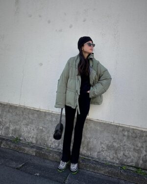 Aoi Yoshikura Instagram - 一気にあったかくなったけどまだまだ寒かった日の😎
パーバーズのニットパンツがすんごい、すんごい良いの🔥

outer & pants @perverze_official

#まゆげ服