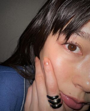 Aoi Yoshikura Instagram - 久しぶりにアクセサリー付けてみよっと。
@1064_studio @1064_studio.jp
#PR#ring#silver
#まゆげ服
