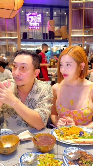 Apisit Opasaimlikit Instagram - 소다 첫 가수 데뷔!! 태국 최고의 힙합 아티스트 @joeybangkokboy 곡에 노래와 랩으로 참여했어요! 많이 들어주세요💚💕💚💕
Soda’s debut as a singer! She participated in a song by Thailand‘s top hip-hop artist Joeyboy, singing and rapping. Give it a listen from music platforms! 🥰🥰
เป็นการเดบิวต์การเป็นนักร้องของโซดา! เธอมีส่วนร่วมในเพลงกับศิลปินฮิปฮอปชื่อดังของไทยคือ Joeyboy โดยร้องเพลงและแร็พ ฟังได้จากแพลตฟอร์ม เพลง😘😘