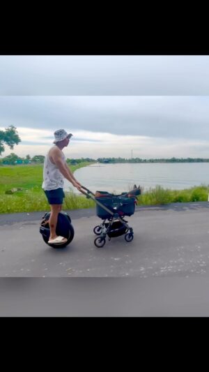 Apisit Opasaimlikit Instagram - ยามเย็นเราพากันเดินเล่น #euc #kingsong #kingsongs18 #frenchie #frenchbulldog #joeyboy @olliegoodboii