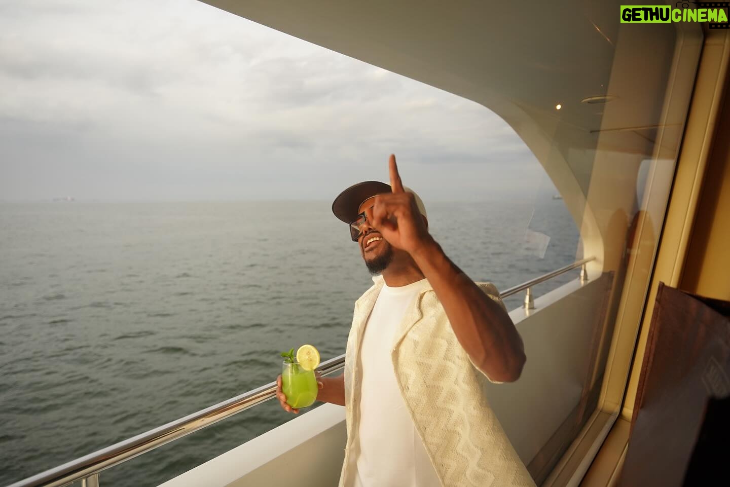 Apl.de.Ap - 1.6K Likes - 🎶 Catch flights not feelings 🎶