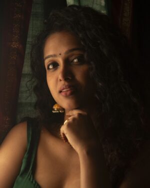 Apoorva Bhardwaj Instagram - I'm here, ready to listen to whatever you have to say.
.
.
#apoorvabharadwaj #curlyhairactress