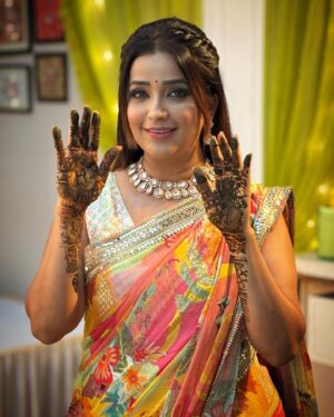 Apurva Nemlekar Instagram - ❤️❤️
.
Makeup - @manmeet_makeup_artist9201 
Hairstyle - @hairstylish_niki07 
.
@star_pravah 
.
#apurvanemlekar #hazeleyes #flowers #instapic #saavni💃 #premachigoshtonstarpravah