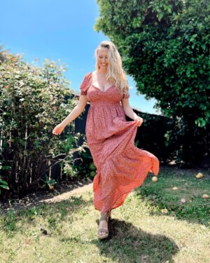 Aqueela Zoll Instagram - Walking into Friday like 🤎 Why does a puff sleeve do such wonderful things to my soul? The 4th trimester is truly a whole new kind of adventure, which is why anything that gives me a chance to feel fresh, fun, and feminine is like GOOOLLLLD. Little eyeliner, bronzer, & puff sleeve dress - mission accomplished. Any postpartum mama's, just know - I salute you xxx

@pinkblushmaternity 
@shoppinkblush 
#prettyinpinkblush #pinkblushmaternity #pbambassador #shoppinkblush #sponsored #newmamalife
