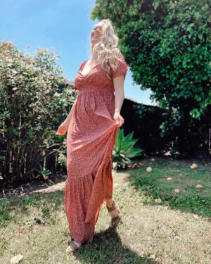 Aqueela Zoll Instagram - Walking into Friday like 🤎 Why does a puff sleeve do such wonderful things to my soul? The 4th trimester is truly a whole new kind of adventure, which is why anything that gives me a chance to feel fresh, fun, and feminine is like GOOOLLLLD. Little eyeliner, bronzer, & puff sleeve dress - mission accomplished. Any postpartum mama's, just know - I salute you xxx

@pinkblushmaternity 
@shoppinkblush 
#prettyinpinkblush #pinkblushmaternity #pbambassador #shoppinkblush #sponsored #newmamalife