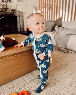 Aqueela Zoll Instagram - Hi! It’s been a minute, and also a wild past 4 months 🫠 Ryan’s been traveling a ton, we found out Sadi has doggy diabetes, and Rozlo just celebrated her first birthday! We’re learning A LOT, trying new things that work for our family, and practicing everything one step at a time. 🤎

Family threads by @kickeepants 🙌🏻