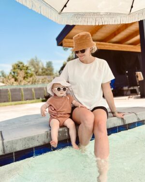 Aqueela Zoll Instagram - Just a couple of gals in our bucket hats   sunnies 🤎

#reallifemom #mamasofig #momofinsta #pooltime #momsofig