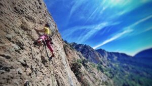Araceli Segarra Instagram - Last dance a la "Directa Estel" de la Roca Gran d'en Ferrús.
#escalantenfamilia 
#familyclimbing