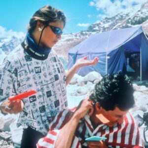 Araceli Segarra Instagram - Aquest cop, el Quim no m'haurà de recordar, com fa cada any, aquesta data que jo normalment oblido.
Avui fa no sé quants anys que vam pujar al cim de l'Everest aquella càmera gegantina, aquesta és la veritable fita. Una troup dirigida per un entusiasta, i contagiats per la seva passió i la seva ment incombustible i agosarada, la del David, recolzat per una productora familiar @macfreefilms i microscòpica comparada amb lo que és l'univers cinematogràfic Hollywoodient, però amb unes conviccions tant fermes capaces d'eclipsar al mateix Titànic (el nostre documental va competir i superar en les llistes dels Top 10 a aquesta pel·lícula)
Fa uns mesos va morir el David, i vaig apuntar a l'agenda que aquest any no em podia oblidar d'ell.
La sort, segons Sèneca, és quan la preparació és troba amb la oportunitat.
I jo afegiria que la preparació i l'atreviment, l'atreviment per provar sense por.
El David em va oferir la oportunitat i jo vaig aprofitar-la.
He endollat l'escaner que  el meu germà va reparar l'altre dia (gràcies Xavi, ets el puto amo 😻#sostenibilitat) i he rebuscat en un arxiu arraconat unes diapositives oblidades, imatges que no havia vist mai ningú, el director sent dirigit. Escenes de camp base, moments que em fan somriure i plorar. No, no tot és tant perfecte com els nostres records s'entesten en fer-nos creure, van ser dies difícils, complicats, emocionats, tristos i encoratjadors a parts iguals. Insuperables en resum, on vaig aprendre de la bondad i la miseria humana, de la fragilitat i la fortalesa, la valentia i la covardia, de l'egoisme, la ximpleria, del respecte i l'amor, en fí de lo que l'home està fet, tant al peu com al cim d'una muntanya.
Imatge 1:  Mirant per la finestra una setmana després del cim, els pensaments que em rondaven, me'ls reservo.(Aquesta foto me la va fer el David)
Imatge 2-4: El primer cop que tallava cabells, però el David no ho sabía 😂
Imatge 5: cámara, rodando, acción!
#Everest 
#everest1996 
#everestimax