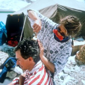 Araceli Segarra Instagram - Aquest cop, el Quim no m'haurà de recordar, com fa cada any, aquesta data que jo normalment oblido.
Avui fa no sé quants anys que vam pujar al cim de l'Everest aquella càmera gegantina, aquesta és la veritable fita. Una troup dirigida per un entusiasta, i contagiats per la seva passió i la seva ment incombustible i agosarada, la del David, recolzat per una productora familiar @macfreefilms i microscòpica comparada amb lo que és l'univers cinematogràfic Hollywoodient, però amb unes conviccions tant fermes capaces d'eclipsar al mateix Titànic (el nostre documental va competir i superar en les llistes dels Top 10 a aquesta pel·lícula)
Fa uns mesos va morir el David, i vaig apuntar a l'agenda que aquest any no em podia oblidar d'ell.
La sort, segons Sèneca, és quan la preparació és troba amb la oportunitat.
I jo afegiria que la preparació i l'atreviment, l'atreviment per provar sense por.
El David em va oferir la oportunitat i jo vaig aprofitar-la.
He endollat l'escaner que  el meu germà va reparar l'altre dia (gràcies Xavi, ets el puto amo 😻#sostenibilitat) i he rebuscat en un arxiu arraconat unes diapositives oblidades, imatges que no havia vist mai ningú, el director sent dirigit. Escenes de camp base, moments que em fan somriure i plorar. No, no tot és tant perfecte com els nostres records s'entesten en fer-nos creure, van ser dies difícils, complicats, emocionats, tristos i encoratjadors a parts iguals. Insuperables en resum, on vaig aprendre de la bondad i la miseria humana, de la fragilitat i la fortalesa, la valentia i la covardia, de l'egoisme, la ximpleria, del respecte i l'amor, en fí de lo que l'home està fet, tant al peu com al cim d'una muntanya.
Imatge 1:  Mirant per la finestra una setmana després del cim, els pensaments que em rondaven, me'ls reservo.(Aquesta foto me la va fer el David)
Imatge 2-4: El primer cop que tallava cabells, però el David no ho sabía 😂
Imatge 5: cámara, rodando, acción!
#Everest 
#everest1996 
#everestimax