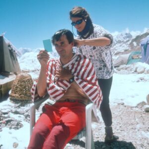 Araceli Segarra Instagram - Aquest cop, el Quim no m'haurà de recordar, com fa cada any, aquesta data que jo normalment oblido.
Avui fa no sé quants anys que vam pujar al cim de l'Everest aquella càmera gegantina, aquesta és la veritable fita. Una troup dirigida per un entusiasta, i contagiats per la seva passió i la seva ment incombustible i agosarada, la del David, recolzat per una productora familiar @macfreefilms i microscòpica comparada amb lo que és l'univers cinematogràfic Hollywoodient, però amb unes conviccions tant fermes capaces d'eclipsar al mateix Titànic (el nostre documental va competir i superar en les llistes dels Top 10 a aquesta pel·lícula)
Fa uns mesos va morir el David, i vaig apuntar a l'agenda que aquest any no em podia oblidar d'ell.
La sort, segons Sèneca, és quan la preparació és troba amb la oportunitat.
I jo afegiria que la preparació i l'atreviment, l'atreviment per provar sense por.
El David em va oferir la oportunitat i jo vaig aprofitar-la.
He endollat l'escaner que  el meu germà va reparar l'altre dia (gràcies Xavi, ets el puto amo 😻#sostenibilitat) i he rebuscat en un arxiu arraconat unes diapositives oblidades, imatges que no havia vist mai ningú, el director sent dirigit. Escenes de camp base, moments que em fan somriure i plorar. No, no tot és tant perfecte com els nostres records s'entesten en fer-nos creure, van ser dies difícils, complicats, emocionats, tristos i encoratjadors a parts iguals. Insuperables en resum, on vaig aprendre de la bondad i la miseria humana, de la fragilitat i la fortalesa, la valentia i la covardia, de l'egoisme, la ximpleria, del respecte i l'amor, en fí de lo que l'home està fet, tant al peu com al cim d'una muntanya.
Imatge 1:  Mirant per la finestra una setmana després del cim, els pensaments que em rondaven, me'ls reservo.(Aquesta foto me la va fer el David)
Imatge 2-4: El primer cop que tallava cabells, però el David no ho sabía 😂
Imatge 5: cámara, rodando, acción!
#Everest 
#everest1996 
#everestimax