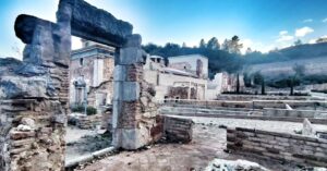 Araceli Segarra Instagram - Ara anem a mirar ermites....ens estem fent grans 😂😂, però veure els espais reconstruits de la cartoixa d'Escaladei, el vídeo time-lapse a lo "barrio sésamo" d'aquest procés i descobrir l'origen del nom del "Priorat" ha tingut la seva gràcia.....i el puesto és espectacular!!!! recomanat...... i que em dieu de les parets del fons, canyella fina!!! 😍
#montsant 
#diadeturisme