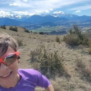 Araceli Segarra Instagram - Dos dies ben diferents en el mateix recorregut, un de fresquet i net versus l'altre més calorós i polsós.
Els descontrol i desequilibri correns és normal, no us preocupeu, si de cas la culpa és d' @elbunquercatradio , que és el que escolto mentre corro, si m'he de morir que sigui aprenent coses, que tampoc sé si són molt útils les que difonen aquesta gent 😂😂
#laradiomentrecorro
#correr 
#running