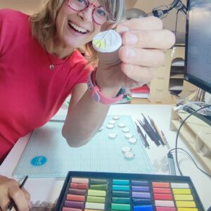 Araceli Segarra Instagram - Sant tornem-hi amb els @shirtas_by_aracelisegarra . Al menys per un dia 🤗
Aprofitant que d'aquí poc hi haurà la sortida i l'arribada a Bagà de la Ultra de Pirineu 2023, la Gemma de la botiga @gr_esports_gemmanoguera tindrà uns penjolls "runner" que li estic preparant. No crec que en surtin més de 10.  Disponibles a partir del dia 23, només a la botiga.
#ediciólimitada 
#edicionlimitada 
#corredor 
#running 
#runner 
#runningnecklace 
#runnernecklace