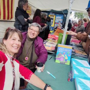 Araceli Segarra Instagram - De moment el temps aguanta... però els llibres s'esgoten.
Estem davant del carrer Tallers,  A Barcelona 
Gran diada!!!! 🌹
@espaiquera
@penguinllibres