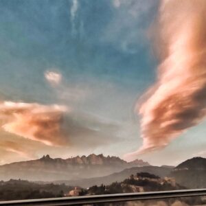 Araceli Segarra Instagram - Foto 1: de camí a la feina, Montserrat em dessitja una bona jornada
Foto 2: No ha estat intencionat però sí, l'aigua m'agrada mirar-me-la des de dalt (i des de lluny 🤭)
Foto 3: a lo meu.
#ocean 
#workingday 
#gaudeixcadamoment