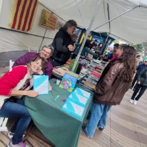 Araceli Segarra Instagram - De moment el temps aguanta... però els llibres s'esgoten.
Estem davant del carrer Tallers,  A Barcelona 
Gran diada!!!! 🌹
@espaiquera
@penguinllibres