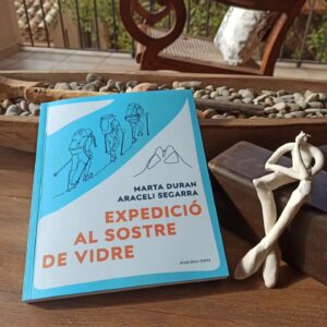 Araceli Segarra Instagram - Sí, és un cartell actual, de fa dos dies 🤦🏻‍♀️. L'ajuntament de Tomelloso (PP i VOX) ha tingut el que ells deuen considerar una brillant idea  al oferir uns cursos només pel públic femení, estereotipats i dignes de la dictadura de Primo de Rivera.....crec que necesiten que els enviem el nostre nou llibres ja!!! 
Foto i art 2ª imatge: @roseroterceramica

#expedicióalsostredevidre 
#equitat
#feminisme
#techodecristal
#glassroof 
@penguinllibres 
@refraktari