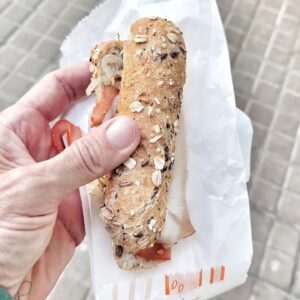 Araceli Segarra Instagram - @nuriapicasoficial , a mi també m'han atracat:  no fa ni 10 cm El mini bocata i m'han fotut 3'40€, a la Farga del carrer Beethoven de Barcelona......jo també vaig sortir corrents 😂😂😂