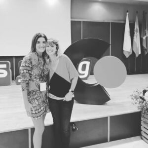 Araceli Segarra Instagram - Foto 1: somos tan chiquitos
Foto 2: y a la vez tan grandes (no era la medida del pez que había pescado)
Y no es que me contradiga, sino que las cosas no la vemos como son, sinó como las sentimos y como elegimos sentirlas, eso es la actitud que nos lleva a donde queramos.
Una jornada maravillosa en @cofas_1966 de emocionante generosidad, compartiendo historias con las nuevas generaciones que vienen supermotivadas

 y un día precioso de sororidad con mi gran compañera de escenario @desireeballesteroscoach

#womenpower
#sororidad
#cofasyoung