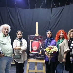 Aram Yousefinia Instagram - نمایش جذاب محرمانه های یک زن را در سالن مهرگان (دا)  با بازی حیرت انگیز دوست و رفیق هنرمندم میترا قلعه پور ٫تک پرسوناژحدود ۴۵ دقیقه  بیشتر که تماشگر را مبهوت  میکنند دیدم . بازی روان روایت  متفاوت از قصه یک زن که در پی یافتن زندگی عاشقانه ٫ غیر عاشقانه هایی را با ازدواجهای متعدد تجربه میکند و سرانجام به پای میز محاکمه کشیده و در نهایت حیرانی و ادامه زندگی را  با تخیل و ارزو ها انتخاب میکند.
گویا زندگی برای یک زن فقط در کنار معشوق امکان پذیر هست٫ حتی معشوقی خود ساخته ذهن