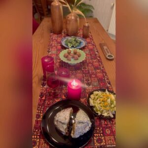 Aram Yousefinia Instagram - #آشپزی_آسان 🤦‍♀️🤦‍♀️🤦‍♀️
با آرام
شنبه : حضرت رسول
یکشنبه : بانو حضرت زهرا و امام علی دوشنبه : امام حسن ع و امام حسین ع
سه شنبه: حضرت زین العابدین-امام محمد باقر و امام‌موسی کاظم ع
چهارشنبه : امام رضا ع -امام جواد ع
پنج شنبه: امام هادی ع و امام حسن عسگری ع  و 
جمعه هدیه به امید جهان امام زمان ع