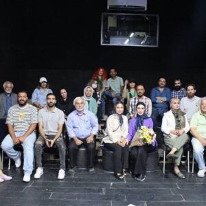 Aram Yousefinia Instagram - نمایش جذاب محرمانه های یک زن را در سالن مهرگان (دا)  با بازی حیرت انگیز دوست و رفیق هنرمندم میترا قلعه پور ٫تک پرسوناژحدود ۴۵ دقیقه  بیشتر که تماشگر را مبهوت  میکنند دیدم . بازی روان روایت  متفاوت از قصه یک زن که در پی یافتن زندگی عاشقانه ٫ غیر عاشقانه هایی را با ازدواجهای متعدد تجربه میکند و سرانجام به پای میز محاکمه کشیده و در نهایت حیرانی و ادامه زندگی را  با تخیل و ارزو ها انتخاب میکند.
گویا زندگی برای یک زن فقط در کنار معشوق امکان پذیر هست٫ حتی معشوقی خود ساخته ذهن