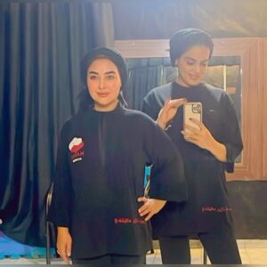 Aram Yousefinia Instagram - تمرینات  درست بیان  قبل از شروع نمایش صحنه 
چند ماه بود بدلیل مشغله های زندگی از تمرین غاقل بودم اما بلطف و همت دوست عزیزم نرگس صابری مدیر و‌مؤسس آموزشگاه بازیگری نارسیس در اصفهان  دوباره تمرینات حرفه ایم را شروع کردم .
 قرار ه یه سمینار دیگه آموزشی در اصفهان داشته باشم . و حتما با سختگیری های استادم خانم صابری در صحنه ٫ من بیان محکم تر ٫ رسا تر و اثرگذار تری را خواهم داشت . 
@narges.saberi