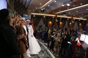 Aram Yousefinia Instagram - سمینار و و‌رک شاپ با حضور آرایشگران در دو لاین آمبره و لایت توسط خانم فاطمه محمدی و 
میکاپ عروس توسط آرام یوسفی نیا  در شهر اصفهان با موفقیت برگزار شد .
لباس عروس با همکار مزون هورسان سرکار خانم شهره بامدی
@horsan_mezon
با تشکر از خانم مهر السادات عکاس این پروژه