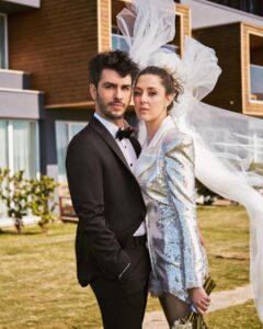 Aras Aydın Instagram - Biz🪽

Fotoğraf: @beratcapin
Makyaj: @melisilkkilic
Saç: @ibrahim.junior
Styling: @ecesisik @sinemaslikara
Ve tüm misafirperverliğiyle @palmalifehotel🪩🍇🪼🧚🏽‍♂️🪻🙏🏽🍀