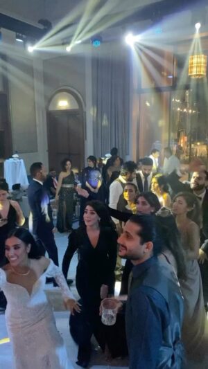 Arash Estilaf Instagram - من حالم خوب خوبه😁💃ممنونم از تک 
تکتون🤍我很好啊 … 祝大家虎年快乐
Music by : @arashmusic