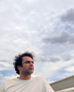 Arash Zellipour Instagram - .
تخیل لزوما وارونه حقیقت نیست ، شاید روی دیگری از اون باشه .. رویی که کمتر قبل از این کسی بهش فکر کرده ..
.
#آرش_ظلی_پور#دلنوشته#آسمان_همیشه_ابری_نیست#عباس_حبیبی#تخیلی_وارونه_حقیقت_نیست