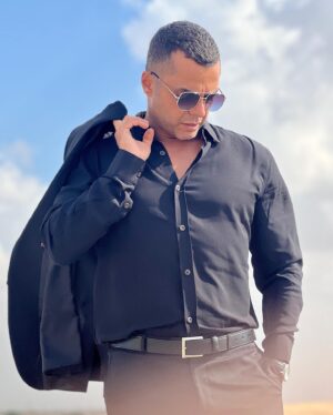 Arash Zellipour Instagram - .
لاک پشت نمی تواند مثل ما گاهی لباس هایش را در بیاورد و از آفتاب لذت ببرد اما در عوض همیشه همان لباس را به تن دارد و‌ یک رنگ است..
.