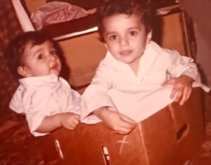Arash Zellipour Instagram - .

وقتی به همه سالهایی که گذشته فکر میکنم میبینم واقعا ثانیه و لحظه ای نبوده که از هم جدا باشیم و این یکی از اون چیزاست که بابتش خدارو شکر میکنم…
من و احسان خیلی باهم بچگی کردیم و از همون روزا که رویا میبافیتم و آرزوهامونُ برای هم تعریف می کردیم همیشه توی همه اون لحظات شیرین آینده «دوتایی» کنار هم بودیم…
با اینکه من بزرگتر بودم اما از همون موقع هم بچه عاقل و سر به راهتر احسان بود و بر خلاف من که بلند پرواز بودم بی سر و صدا و آهسته پله ها رو یکی یکی بالا میومد…
اونقدر همه این سالها آروم و بی صدا بالا اومده که حتی من که کنارشم یه وقتهایی شوک میشم از این همه پیشرفت و بزرگ شدن…
احسان امروز یک تهیه کننده موفق و خوشنام در سینماست و من همه جا «پُز» ش رو‌ میدم و با افتخار میگم برادرمه …
تولدت مبارک احسان جانم .. دوست و رفیق و برادر من …
این روزا رو همیشه توی بازی های بچگی و درد دل های صادقانه کودکی مون برای هم تعریف کرده بودیم و خوب می دونم روزای بزرگتر و بهتر هم به زودی از راه میرسن …
.
پی نوشت : این عکس مربوط به ۲ سالگی احسان و ۴ سالگی منه … همیشه از همون موقع هم توی یه تیم بودیم و توی یه قایق بودیم 😂 یکیمون اونور خط نبود و اون یکی اینور خط 😂 
الانم همینه .. هیچ کس نمی تونه این تیم دو نفره قوی رو خراب و تضعیف کنه ..ماها دوتایی جمعمون جمعه … چشم حسو کور🧿❤️🥇😂
.
#آرش_ظلی_پور#احسان_ظلی_پور#برادرانه#تولدت_مبارک_داداشی#تیم_قوی_دونفره#دوتایی_جمعمون_جمعه