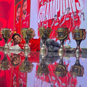 Arash Zellipour Instagram - .
تبریک به همه پرسپولیسی ها … خوشحالم به حقمون رسیدیم … تبریک به یحیی گل محمدی و همه بازیکن های تیم که دل میلیون ها هوادار رو در این روزهای سخت شاد کردن …
.
پی نوشت یک : پنج تا جام قبلی اینجا بود باهاشون عکس انداختم ، جام ششم رفته بود قائمشهر آب و هوا عوض کنه تا فردا میاد کنار این پنج تا 😉
.
پی نوشت دو : امروز بازی رو کنار دوستان گلم مهدی اخلاقی و حامد تهرانی در تلویزیون پرسپولیس دیدم.. خسته نباشید به هر دو و وحید رضایی مدیر تلویزیون پرسپولیس که سنگ تموم گذاشت و یک برنامه حرفه ای رو تقدیم هوادارها کرد..