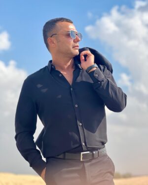 Arash Zellipour Instagram - .
لاک پشت نمی تواند مثل ما گاهی لباس هایش را در بیاورد و از آفتاب لذت ببرد اما در عوض همیشه همان لباس را به تن دارد و‌ یک رنگ است..
.