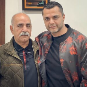 Arash Zellipour Instagram - .

تو زندگیم هیچ وقت دوست نداشتم جای کسی باشم یا شبیه اون زندگی کنم ، همیشه با خودم گفتم میخوام به جایی برسم که دیگران دوست داشته باشن جای من باشن اما یک نفر هست که همیشه آرزو دارم جاش باشم و شبیه اون زندگی کنم : پرویز پرستویی

نه فقط به این خاطر که بازیگر فوق العاده و درجه یکیه
و نقش هایی رو بازی کرده که بعید می دونم هر بازیگری بتونه همه شونُ کنار هم توی ویترین کاریش داشته باشه، به خاطر اینکه راهی رو انتخاب کرده که هرکسی جرأت قدم گذاشتنش در اون رو نداره…

به جرأت میتونم بگم اندازه همه وزرا و نماینده های مجلس و دولت هایی که این سالها سر کار اومدن خودش یک نفره برای مردم کشورش کار انجام داده! فقط کافیه یه سر به سیستان و بلوچستان بزنین ببینین چطور دعای مردم پشت سرشه… یه روزی یکی بهم گفت :«فیلمشه! داره اینم بازی میکنه…!» 
بهش گفتم : « تو هم بازی کن! تو هم ریا کن! ولی نه یه بار…صد بار ، هزار بار … برو و بیا ، براشون پول جمع کن، خونه بساز، آب آشامیدنی شون تأمین کن، به پیشنهادهای سینمایی نه بگو و وقتت بذار برای مردم! اگه اینجوری میخواهی و میتونی فیلم بازی کنی خب بکن! »

پرویز پرستویی چه در جایی که در سینما ایستاده و چه در شأن و مقام انسانیت دست نیافتنی ست
از اعتبار و محبوبیتی که از مردم گرفته برای خودشون خرج میکنه و همیشه صدای مردم سرزمینش بوده…
سرت سلامت عمو پرویز … سایه ت رو سر همه مون باشه همیشه …
.
ممنونم از مهدی عزیزم 
@firouzimahdi2019 🥇