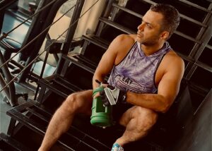 Arash Zellipour Instagram - .
نه تقدیر،
نه قسمت،
نجنگی نمیرسی…💪
.
